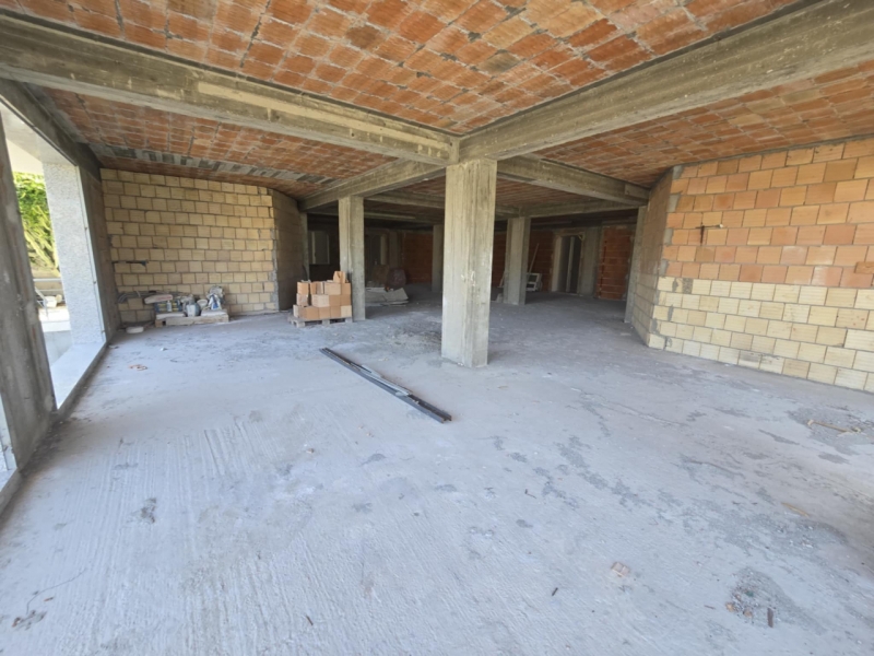 Locale Commerciale C1 Nuovo 165 Mq + Cortile 100 Mq Lazzaro