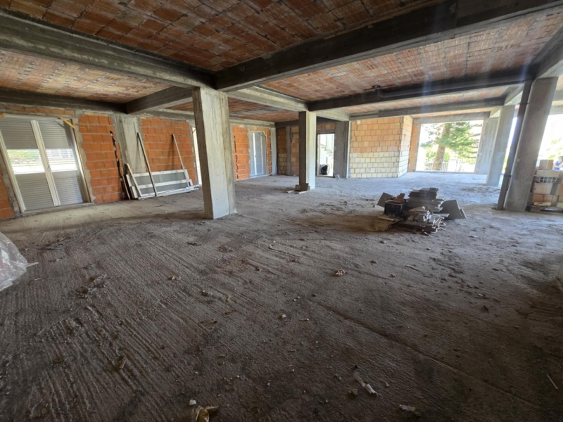 Locale Commerciale C1 Nuovo 165 Mq + Cortile 100 Mq Lazzaro