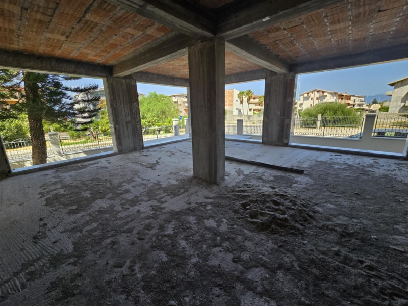 Locale Commerciale C1 Nuovo 165 Mq + Cortile 100 Mq Lazzaro