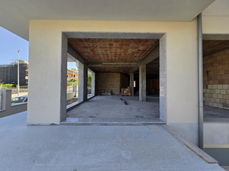 Locale Commerciale C1 Nuovo 165 Mq + Cortile 100 Mq Lazzaro