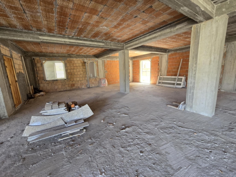 Locale Commerciale C1 Nuovo 165 Mq + Cortile 100 Mq Lazzaro