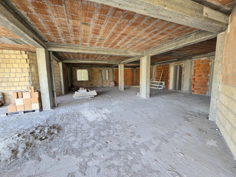 Locale Commerciale C1 Nuovo 165 Mq + Cortile 100 Mq Lazzaro