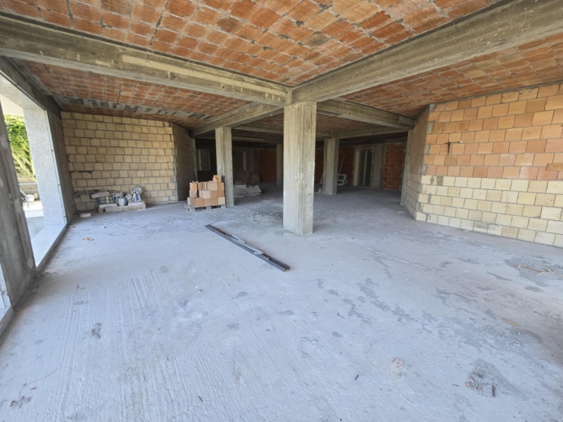 Locale Commerciale C1 Nuovo 165 Mq + Cortile 100 Mq Lazzaro