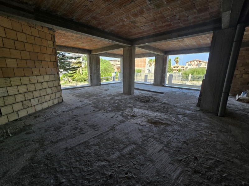 Locale Commerciale C1 Nuovo 165 Mq + Cortile 100 Mq Lazzaro