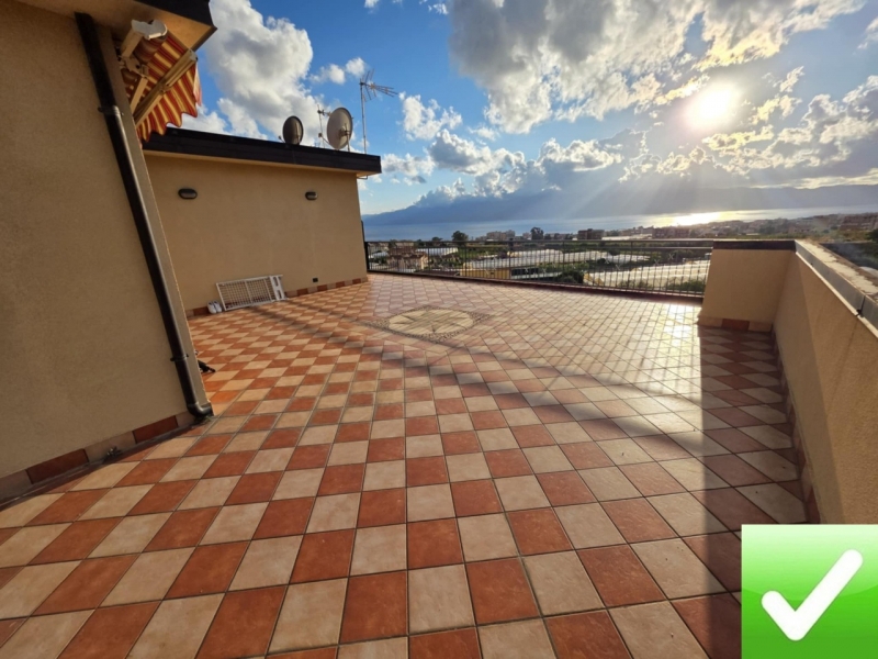 Attico Panoramico Arredato 65 Mq Con Ampio Terrazzo 120 Mq Archi Carmine 
