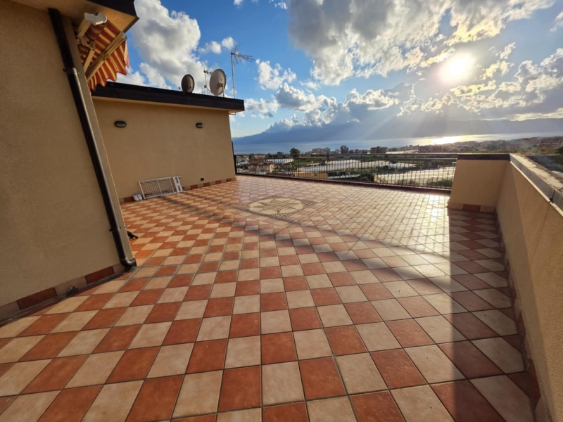 Attico Panoramico Arredato 65 Mq Con Ampio Terrazzo 120 Mq Archi Carmine 