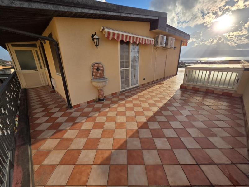Attico Panoramico Arredato 65 Mq Con Ampio Terrazzo 120 Mq Archi Carmine 