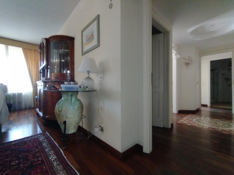 Ampio ed Elegante Appartamento + Posto Auto Via Licandro 150 Mq