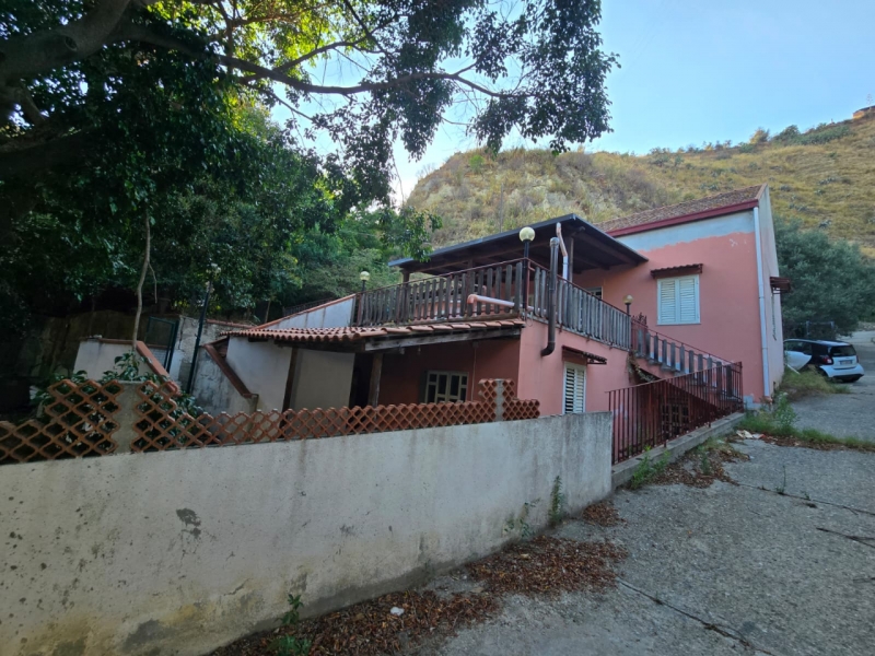 Villa Indipendente Da Ristrutturare 160 Mq Con Giardino 1000 Mq Prumo 