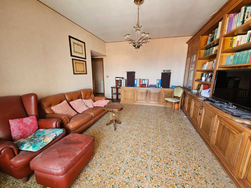 Appartamento Via Filippini 220 Mq 3 Piano No Ascensore