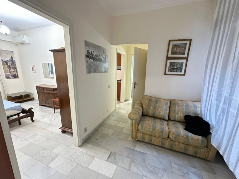 Appartamento Arredato Con Cortile Via Marina 70 Mq