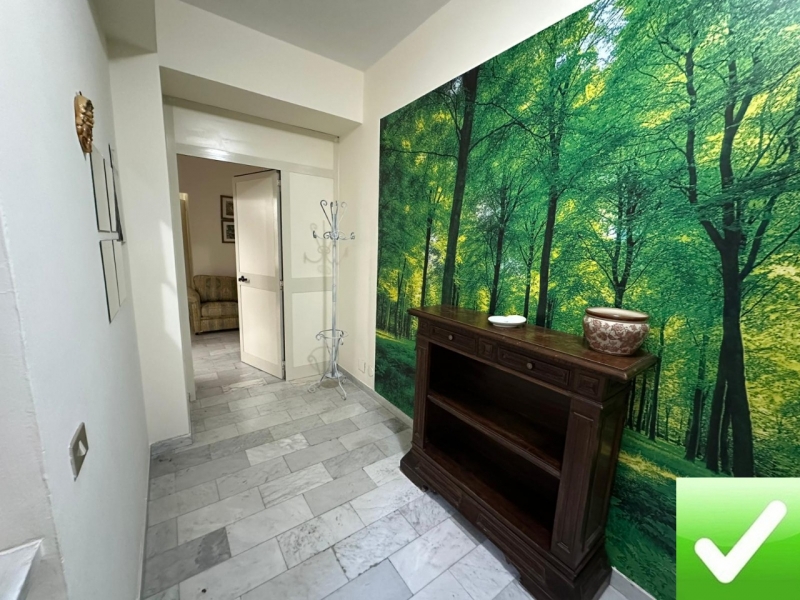 Appartamento Arredato Con Cortile Via Marina 70 Mq