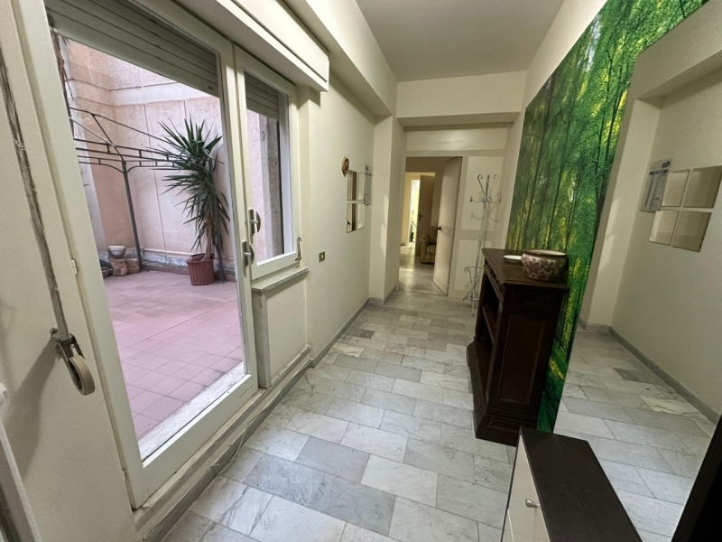 Appartamento Arredato Con Cortile Via Marina 70 Mq