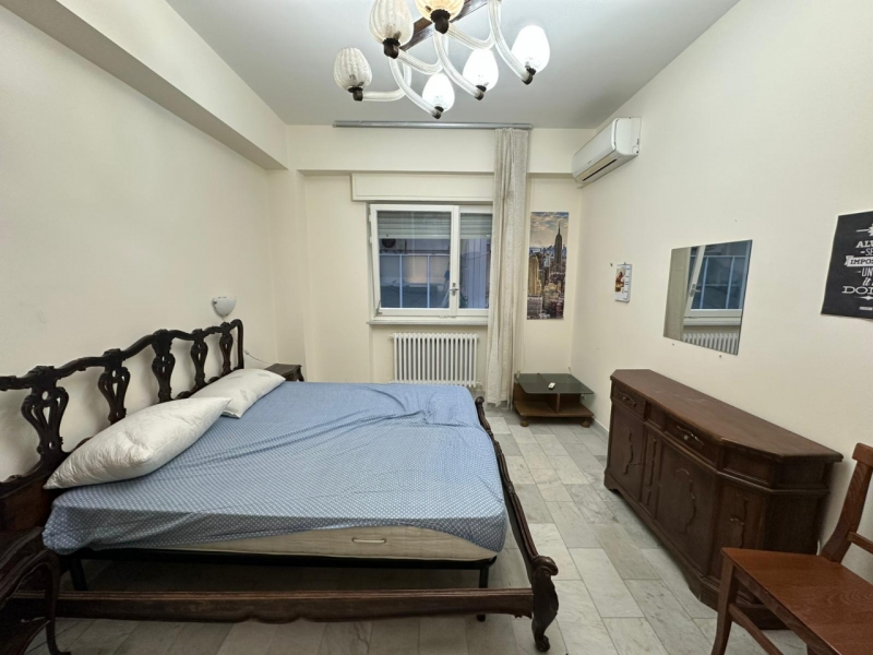 Appartamento Arredato Con Cortile Via Marina 70 Mq