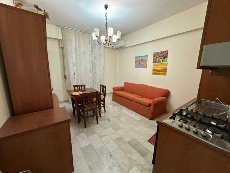 Appartamento Arredato Con Cortile Via Marina 70 Mq