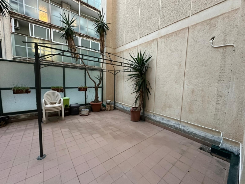 Appartamento Arredato Con Cortile Via Marina 70 Mq