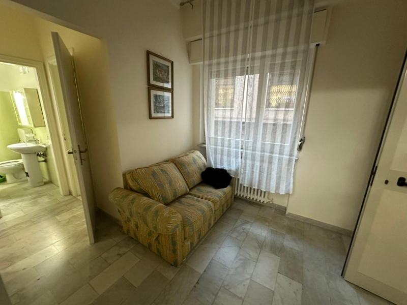 Appartamento Arredato Con Cortile Via Marina 70 Mq