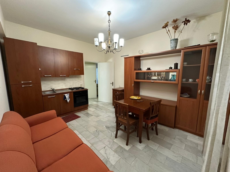 Appartamento Arredato Con Cortile Via Marina 70 Mq