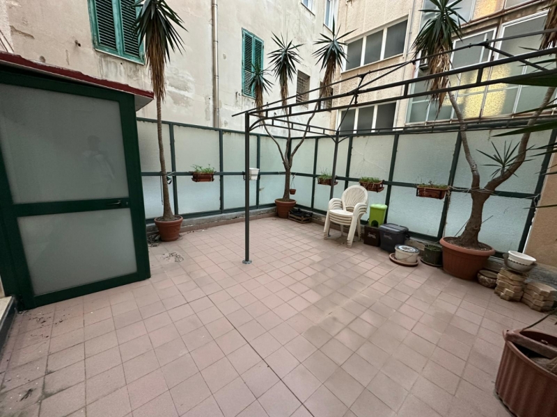 Appartamento Arredato Con Cortile Via Marina 70 Mq