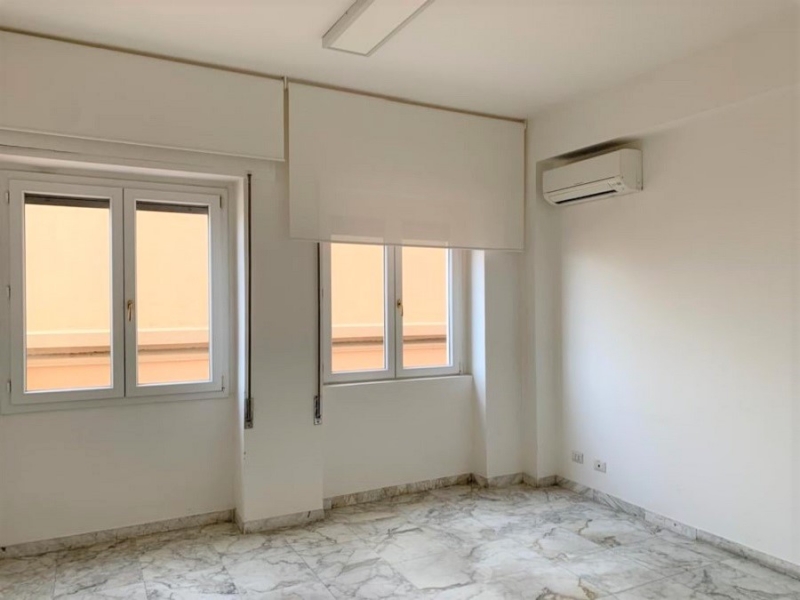 Studio Categoria A10 Con Terrazzo a Livello Ponte Della Libertà 200 Mq