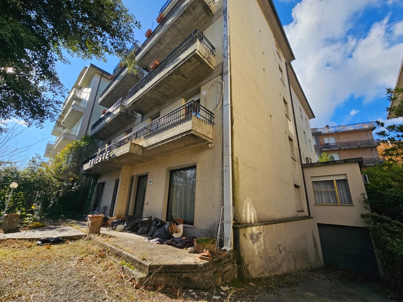 Fabbricato Indipendente 1400 Mq Con Corte Chianciano Terme