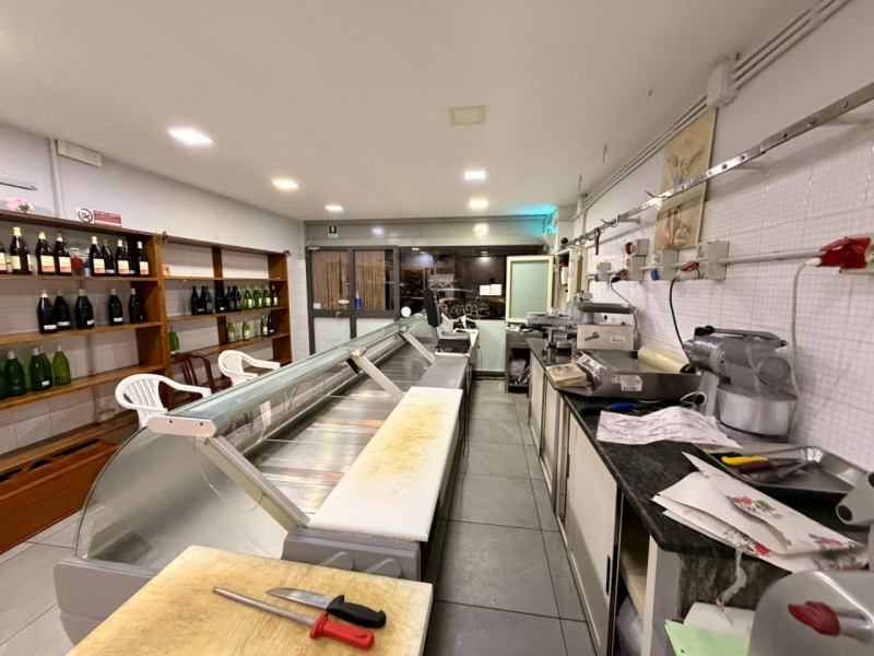 Attività Di Macelleria Con Attrezzature San Brunello