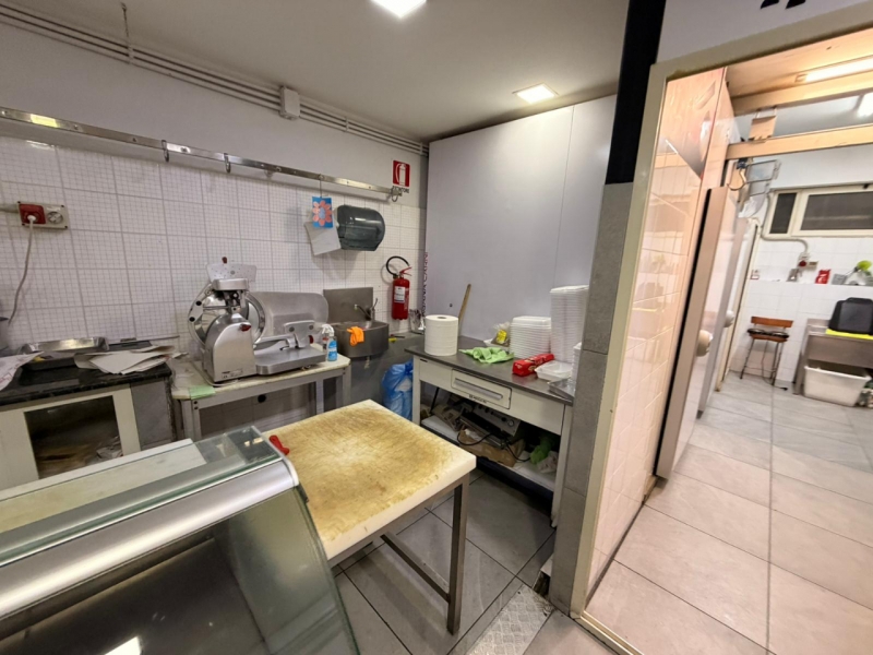 Attività Di Macelleria Con Attrezzature San Brunello