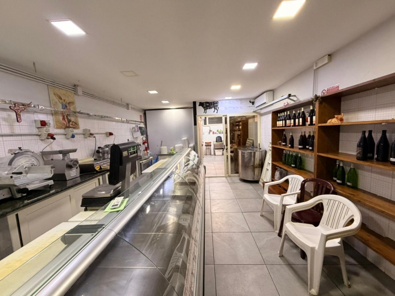 Attività Di Macelleria Con Attrezzature San Brunello