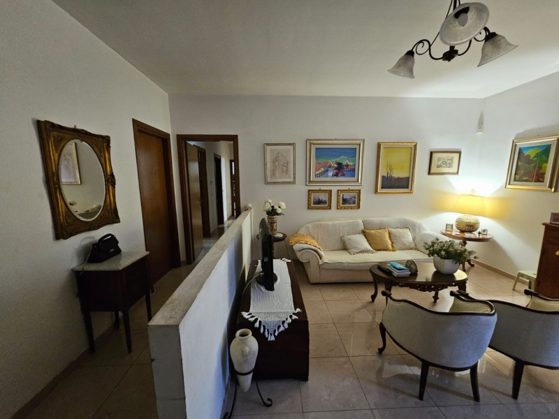 Ampio Luminoso Con Posto Auto, Verande, Cantina Via Pio XI 