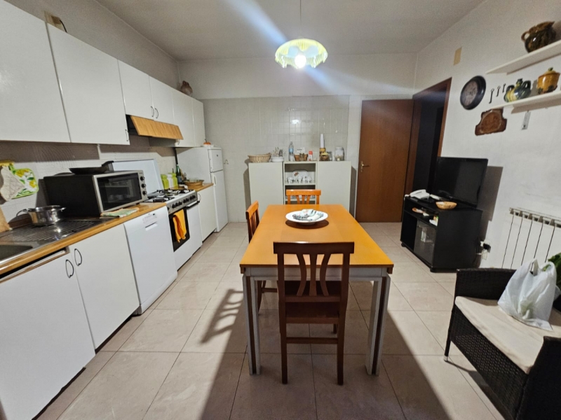 Ampio Luminoso Con Posto Auto, Verande, Cantina Via Pio XI 