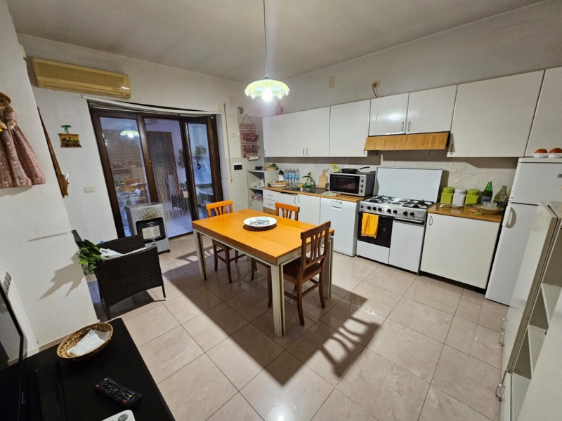 Ampio Luminoso Con Posto Auto, Verande, Cantina Via Pio XI 