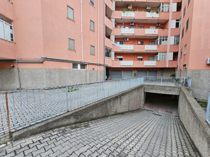 Ampio Luminoso Con Posto Auto, Verande, Cantina Via Pio XI 