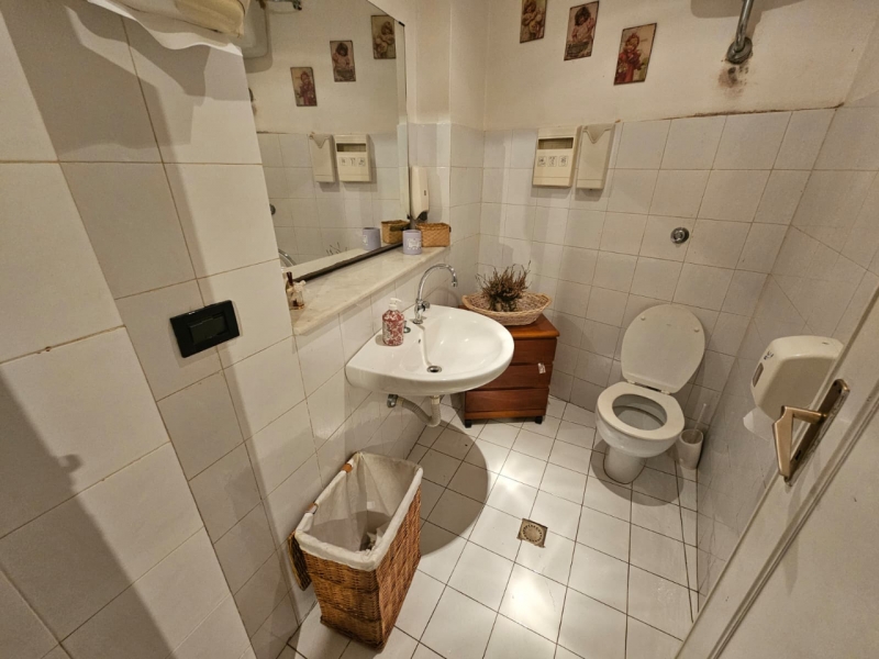 Ampio Locale 200 Mq Centro Via Venezia