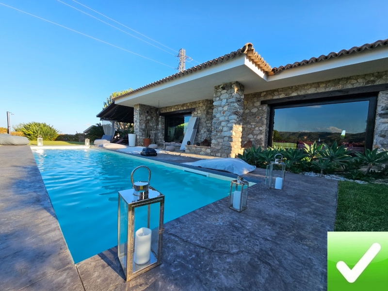 Villa Esclusiva e Prestigiosa Con Giardino, Piscina e Vista Mare Mozzafiato Montepaone