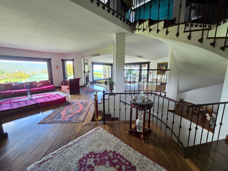 Villa Esclusiva e Prestigiosa Con Giardino, Piscina e Vista Mare Mozzafiato Montepaone