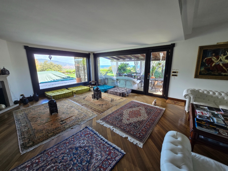 Villa Esclusiva e Prestigiosa Con Giardino, Piscina e Vista Mare Mozzafiato Montepaone