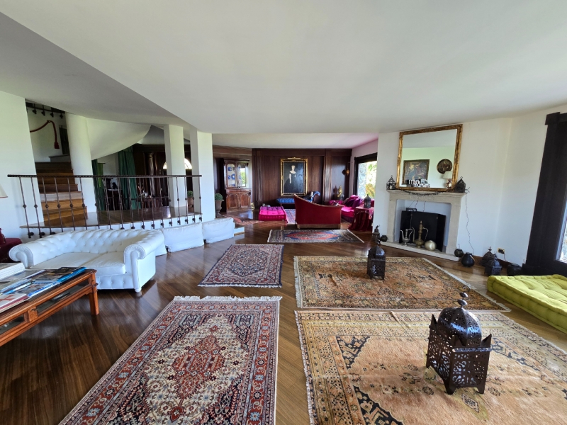 Villa Esclusiva e Prestigiosa Con Giardino, Piscina e Vista Mare Mozzafiato Montepaone