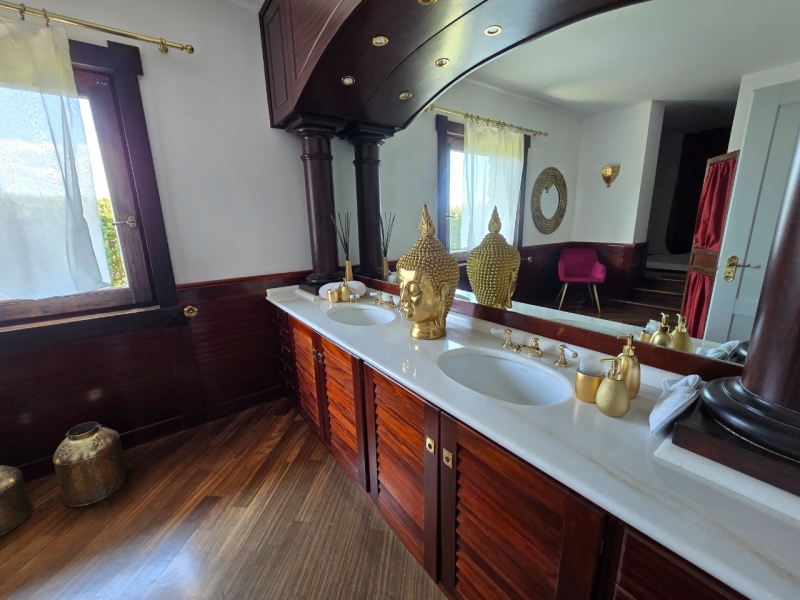 Villa Esclusiva e Prestigiosa Con Giardino, Piscina e Vista Mare Mozzafiato Montepaone