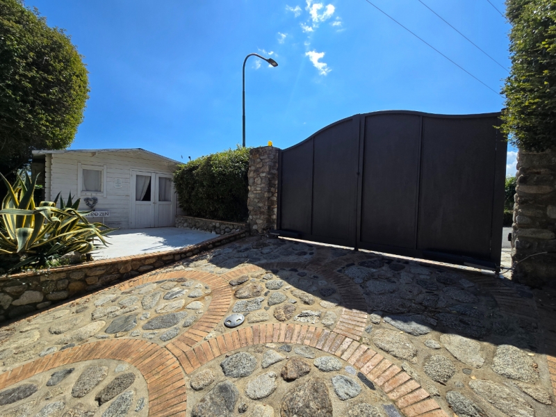 Villa Esclusiva e Prestigiosa Con Giardino, Piscina e Vista Mare Mozzafiato Montepaone