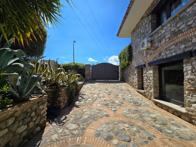 Villa Esclusiva e Prestigiosa Con Giardino, Piscina e Vista Mare Mozzafiato Montepaone