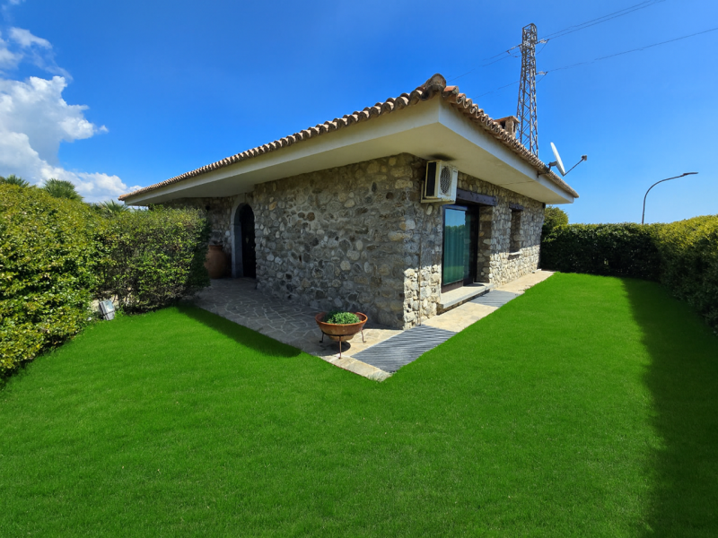 Villa Esclusiva e Prestigiosa Con Giardino, Piscina e Vista Mare Mozzafiato Montepaone