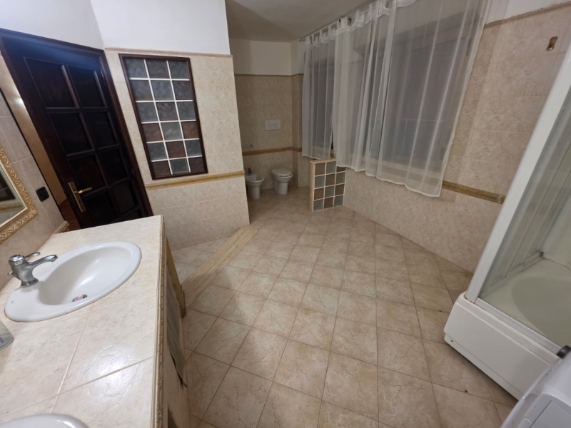 Appartamento Ristrutturato Arredato Con Posto Auto Sbarre 