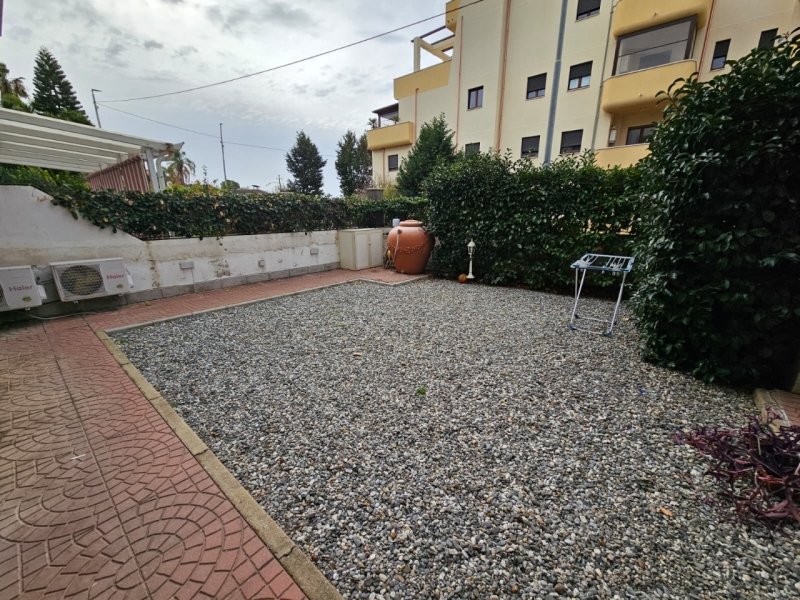 Semi Indipendente Recente Costruzione Con Giardino Gallina