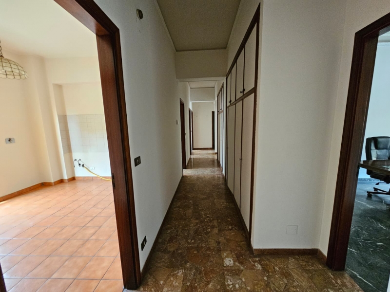 Ampio Appartamento Con Posto Auto Parco Luna Pressi Omeca