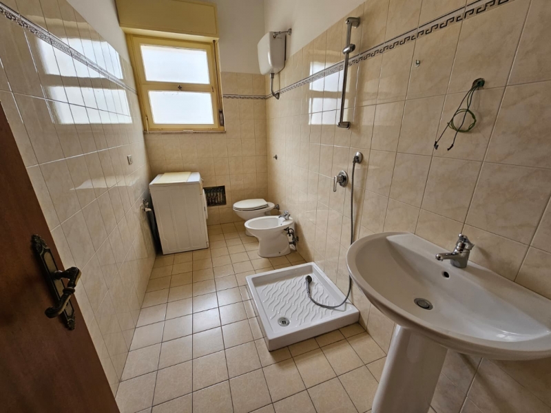 Ampio Appartamento Con Posto Auto Parco Luna Pressi Omeca