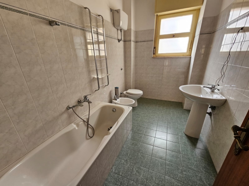 Ampio Appartamento Con Posto Auto Parco Luna Pressi Omeca