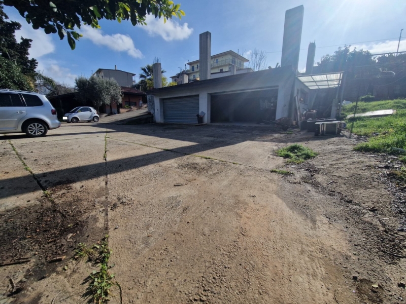 Locale Deposito/Garage Con Piazzale Gallina