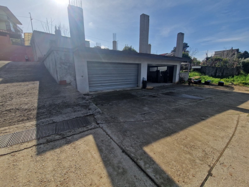 Locale Deposito/Garage Con Piazzale Gallina