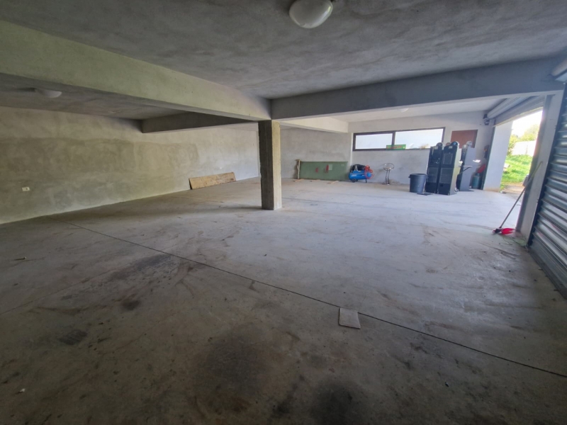 Locale Deposito/Garage Con Piazzale Gallina