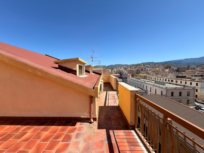 Mansarda Ristrutturata 85 Mq Con Terrazzo Panoramico Centro